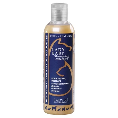 shampooing lady baby